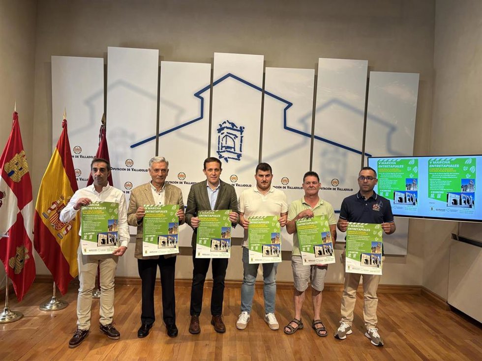 Imagen del presidente de la Diputación Provincial, Conrado Íscar (centro), junto con el presidente de la AECC Valladolid, Artemio Domínguez (a su izqda.) y los alcaldes de los municipios participantes de la marcha