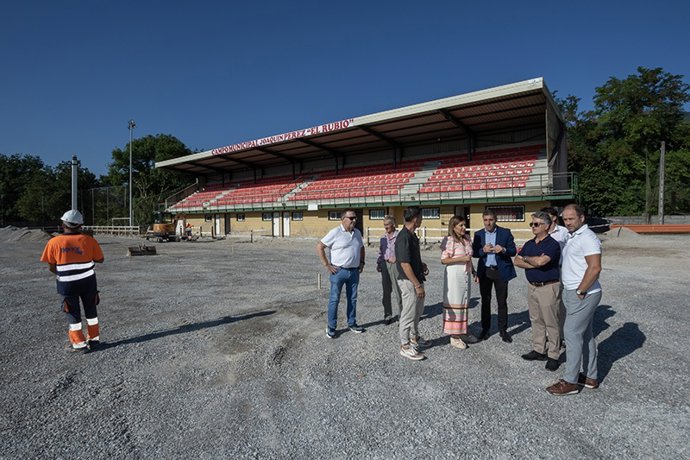 La presidenta de Cantabria, María José Sáenz de Buruaga, visita las obras del campo de fútbol de hierba artificial de Santiurde de Toranzo
