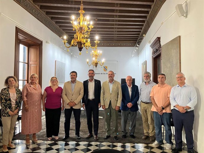 El conseller de Vivienda, Territorio y Movilidad, José Luis Mateo, se reúne con los representantes de los ayuntamientos de Mallorca que se sumarán a la zona de prestación conjunta del servicio del taxi.