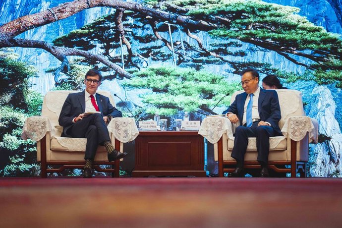 El president de la Generalitat, Salvador Illa, amb el secretari del Comitè Provincial del Partit Comunista de la Xina d'Anhui, Liang Yanshun 