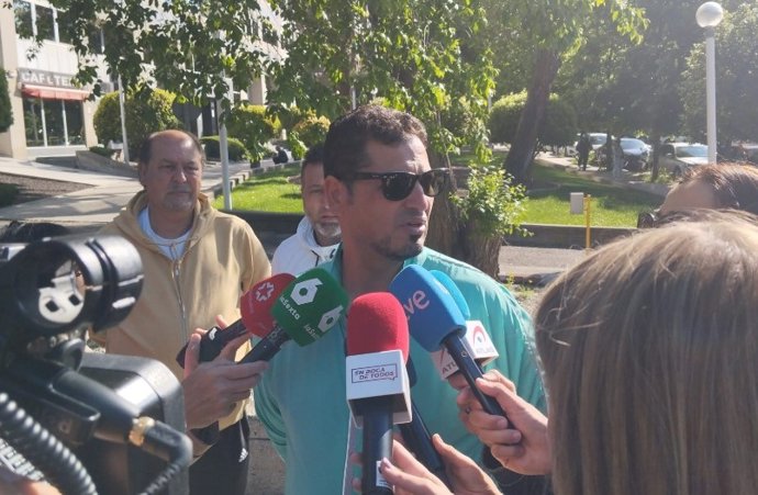 Archivo - Familiar de los fallecidos en el atropello masivo en una boda en Torrejón de rdoz