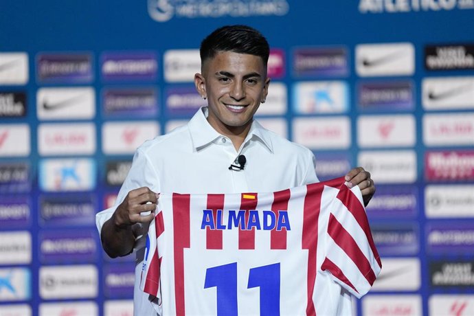 El internacional argentino Thiago Almada posa con la camiseta con el dorsal 11 del Atlético de Madrid en su presentación oficial en el auditorio del Riyadh Air Metropolitano.