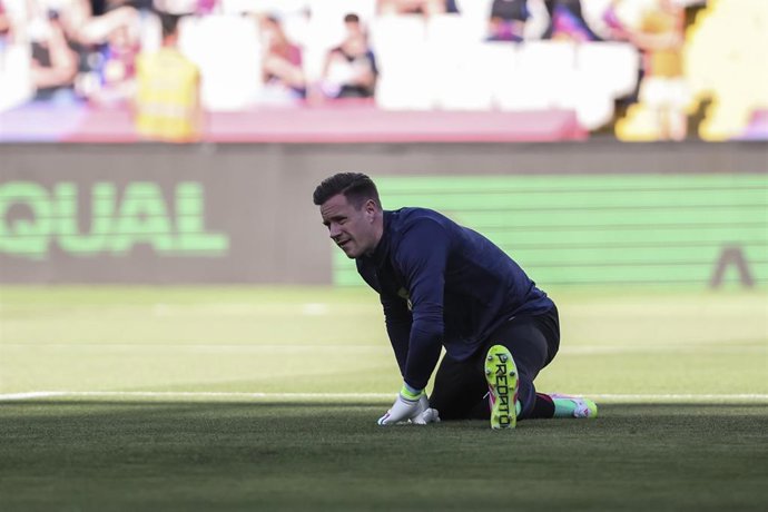 Archivo - Marc-Andre ter Stegen of FC Barcelona warms up during the Spanish league, La Liga EA Sports, football match played between FC Barcelona and Villarreal CF at Estadi Olimpic Lluis Companys on May 18, 2025 in Barcelona, Spain.