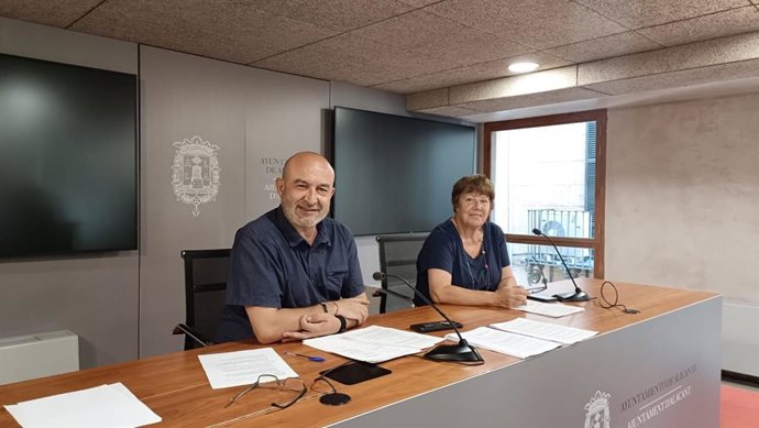 El portavoz de EU-Podem en el Ayuntamiento de Alicante, Manolo Copé (i), y la asesora del grupo municipal y coordinadora de Esquerra Unida Alacant, Lucía Ibáñez (d), en una imagen de archivo