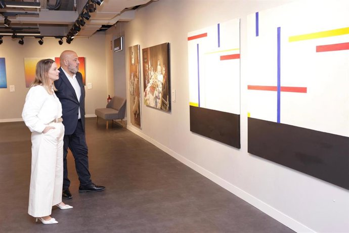 Margalida Prohens y Jaime Martínez, durante la visita a la muestra organizada por el Círculo de Bellas Artes de Palma