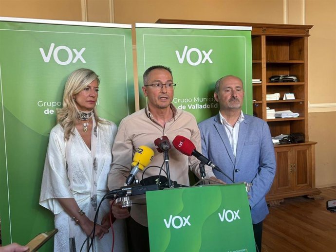 La portavoz del grupo municipal Vox, Irene Carvajal, y los concejales Víctor Manuel Martín y Dionisio Alberto Cuadrado.