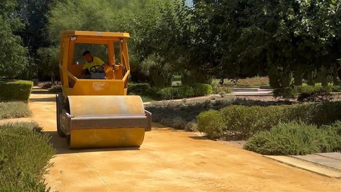 Labores de mejora de los caminos centrales de los Jardines del Guadalquivir.