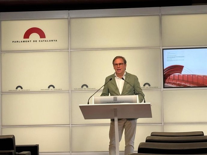 El portavoz de Vox en el Parlament, Joan Garriga, en rueda de prensa este martes