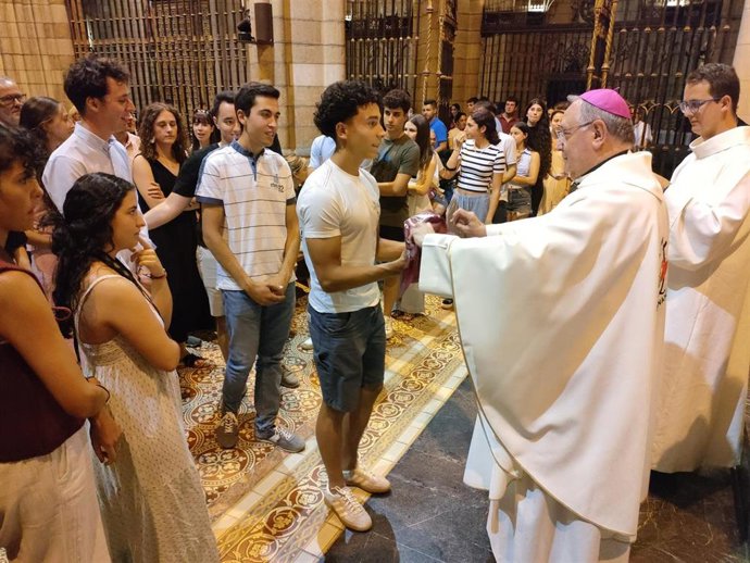 Imagen de la misa de envío previa al viaje a Roma presidida por el obispo Luis Ángel en la Catedral de León.