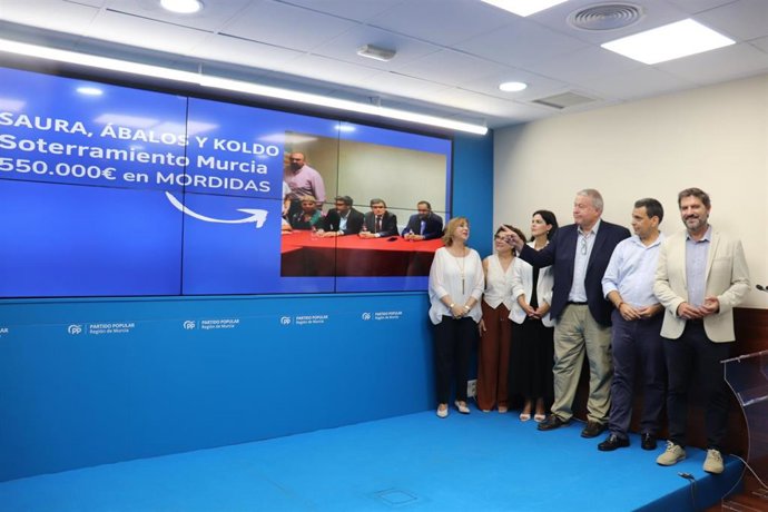 El senador Francisco Bernabé en rueda de prensa junto con los diputados nacionales Guardiola, Pedreño y Tomás y los senadores López Moya y Diez de Revenga