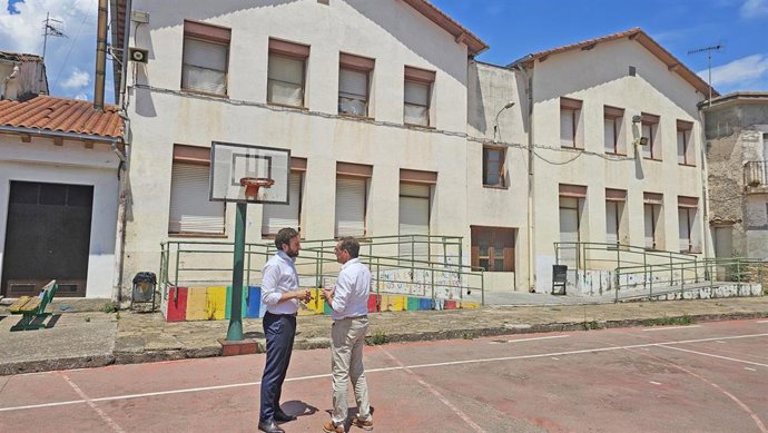 El presidente de la Diputación de Huesca, Isaac Claver, junto al alcalde de Campo, Eusebio Echart, en el patio del colegio.