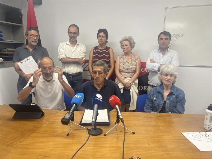 Representantes de colectivos ecologistas, vecinales, de movilidad y partidos políticos ofrecen una rueda de prensa sobre la propuesta de Zona de Bajas Emisiones (ZBE) del Ayuntamiento de Santander