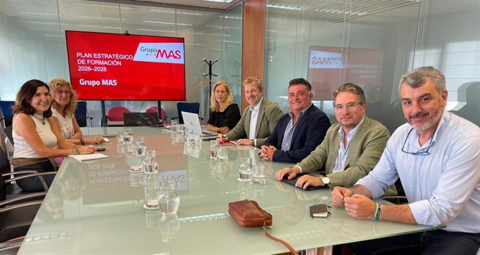 La consejera de Empleo de la Junta de Andalucía, Rocío Blanco, con directivos del Grupo MAS.