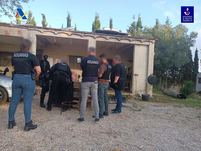 Agentes del Servicio de Vigilancia Aduanera de la Agencia Tributaria  intervienen en una finca de la provincia de Castellón que se utilizaba como almacén de sustancias para una organización criminal dedicada al t