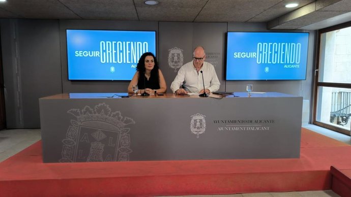 La portavoz del equipo de gobierno del Ayuntamiento de Alicante, Cristina Cutanda (i), y el vicealcalde, Manuel Villar (d), en una rueda de prensa este martes
