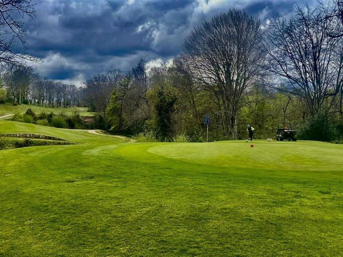 Archivo - El campo de golf de Izki.