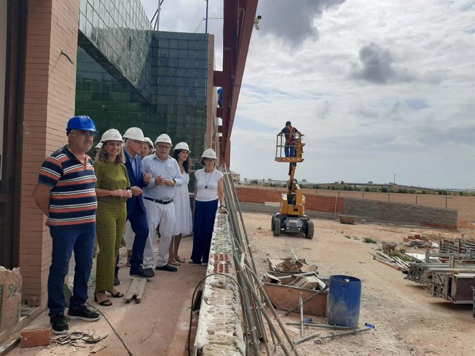La consejera de Política Social, Familias e Igualdad, Conchita Ruiz, junto al alcalde de Torre Pacheco, Pedro Ángel Roca, durante la visita a las obras del centro de envejecimiento para personas con discapacidad de Fundown, en San Cayetano