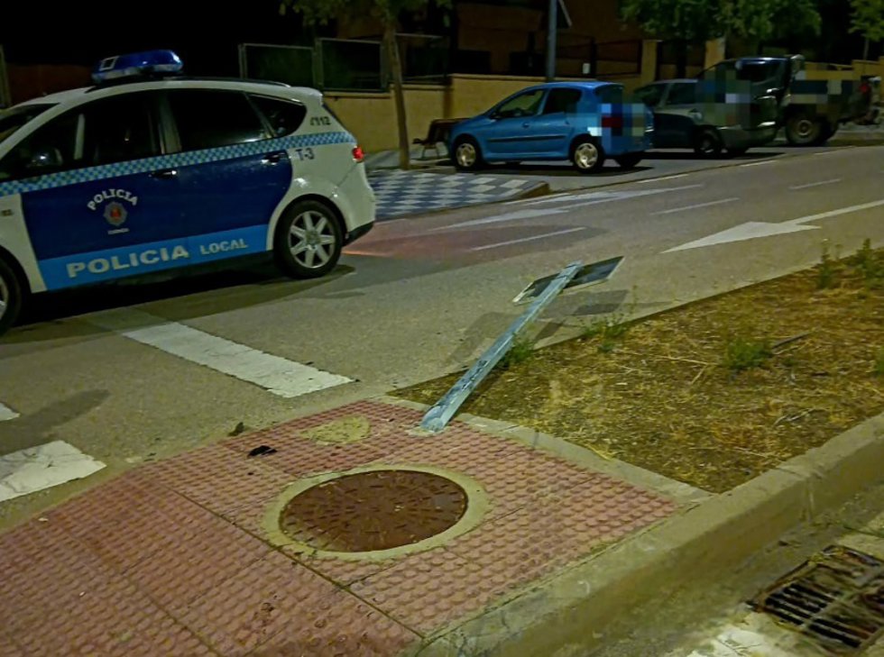 Señal de tráfico contra la que colisionaba un vehículo en la calle Enrique Gómez de Cuenca.