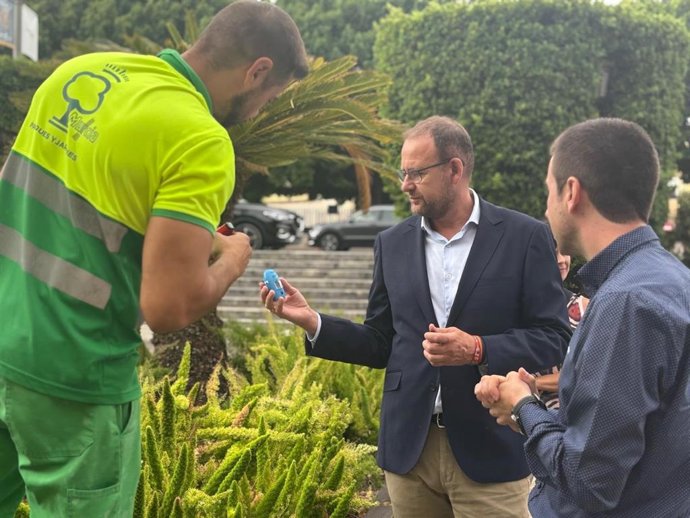 El concejal de Desarrollo Urbano y Ciudad Inteligente, José Guillén, supervisa la campaña de prevención de legionela con la desinfección de más de 100 fuentes y lagos en Murcia