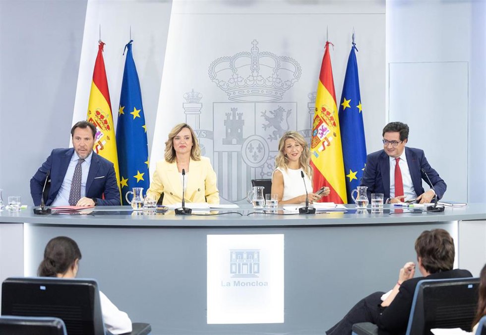 (I-D) El ministro de Transportes y Movilidad Sostenible, Óscar Puente; la ministra de Educación, FP y Deportes, Pilar Alegría; la vicepresidenta segunda y ministra de Trabajo y Economía Social, Yolanda Díaz, y el ministro de Transformación Digital y Fun
