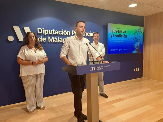 El Diputado De Educación Y Juventud, José Santaolalla, Presenta Las I Jornadas De Juventud Y Tradición, Junto A La Concejala De Juventud De Málaga, Mercedes Martín, Y La Coordinadora Del Instituto Andaluz De La Juventud, Alba Ortiz.