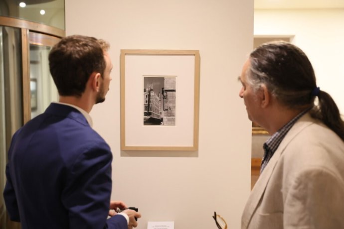 Andreu Català. Hijo de Catalá-Roca y Carlos Varela, conservador jefe del Museo Casa Botines Gaudí, en la inauguración del montaje.