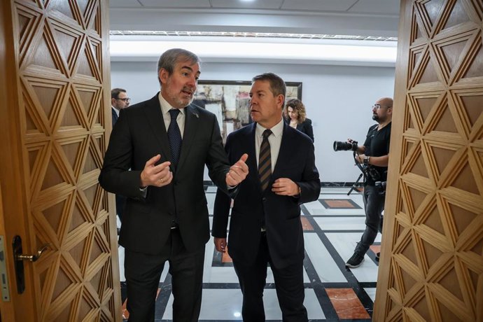 Archivo - El presidente de Canarias, Fernando Clavijo (i), y el presidente de la Junta de Castilla y León, Emiliano García-Page (d), durante una reunión, en la sede de Presidencia del Gobierno de Canarias, a 7 de febrero de 2025, en Las Palmas de Gran Can