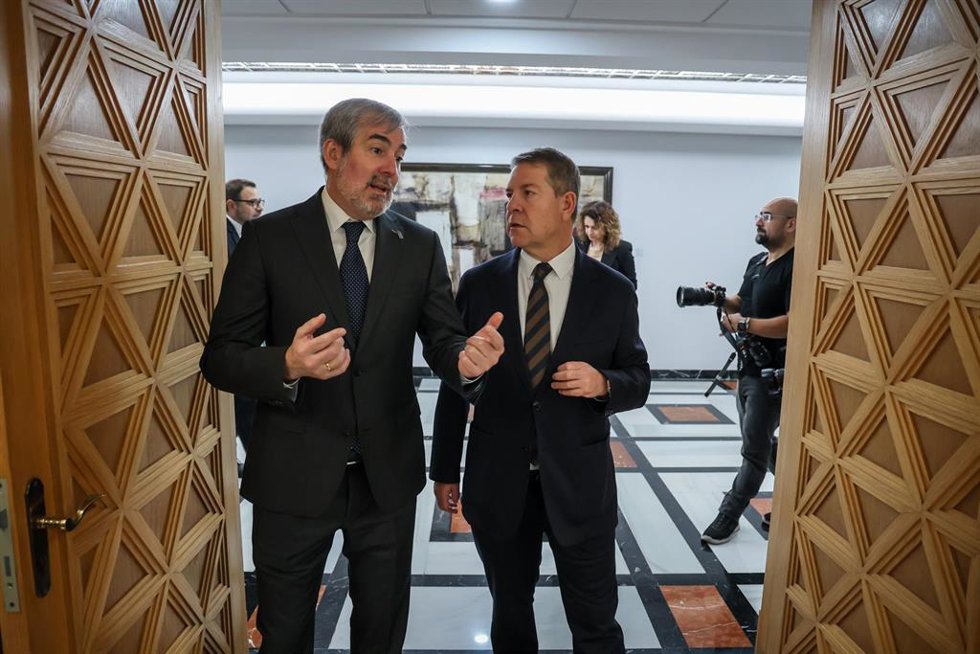Archivo - El presidente de Canarias, Fernando Clavijo (i), y el presidente de la Junta de Castilla y León, Emiliano García-Page (d), durante una reunión, en la sede de Presidencia del Gobierno de Canarias, a 7 de febrero de 2025, en Las Palmas de Gran C