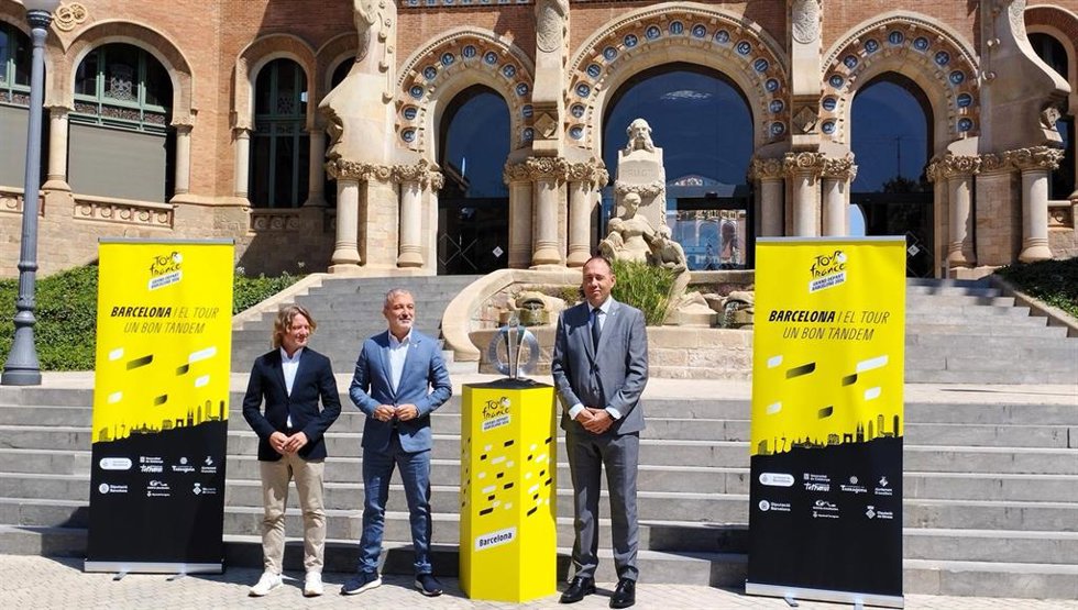 De izquiera a derecha, el concejal de Deporte del Ayuntamiento de Barcelona, David Escudé, el alcalde de Barcelona, Jaume Collboni, y el conseller de Deporte de la Generalitat, Berni Álvarez.
