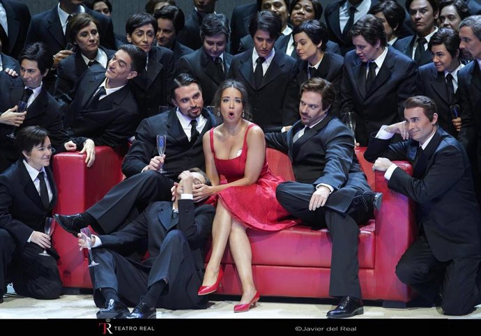 Archivo - Escena de 'La Traviata' en el Teatro Real.