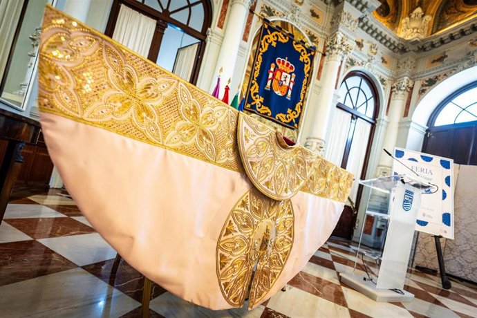 El Ayuntamiento de Málaga presenta el Capote de Paseo a la mejor faena taurina de la Feria 2024