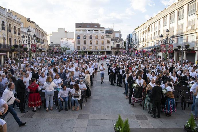 Archivo - Varias personas asisten a la proclamación del pandorgo de la fiesta de la Pandorga 2022, en la Plaza Mayor de Ciudad Real, a 31 de julio de 2022, en Ciudad Real, Castilla-La Mancha (España). Como cada 31 de julio, menos los años de inactividad c