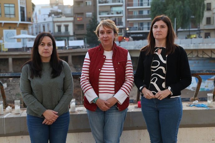 Archivo - Arxiu - L'alcaldessa de Benetússer, Eva Sanz, en el centre junt amb les primeres edils de Catarroja i Paiporta