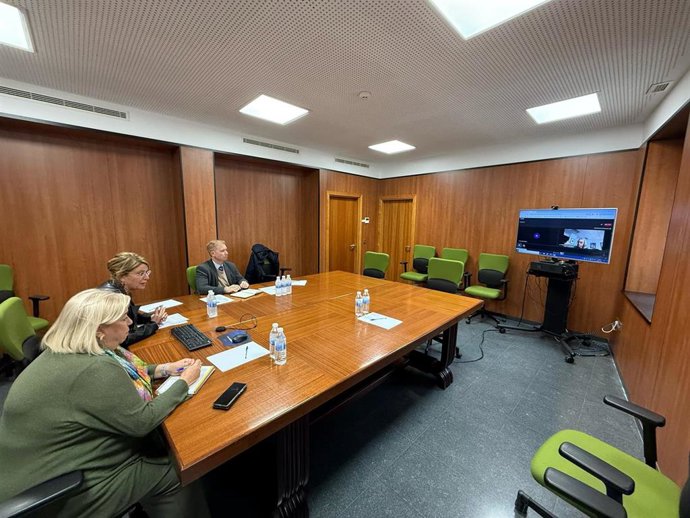 Archivo - Imagen de archivo de la alcaldesa de Huelva, Pilar Miranda, y la delegada de Salud en Huelva, Manuela Caro, en el encuentro con la consejera de Salud y Consumo, Rocío Hernández Soto.