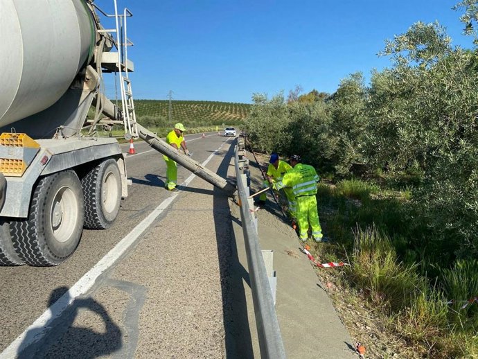 Hormigonado de la carretera N-432, en el kilómetro 326.