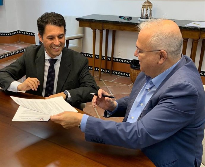El director de la Fundación Cajasur, Leopoldo Izquierdo (izda.), y el presidente del Consorcio Orquesta de Córdoba, Juan Miguel Moreno Calderón, en la firma del acuerdo.