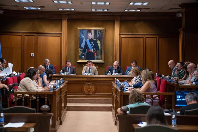 Archivo - El presidente de la Diputación de Almería, Javier Aureliano García, preside el Pleno ordinario celebrado en el Palacio Provincial.