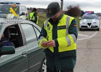 Facilita sus datos a una persona para que se presente por él al teórico de conducir en Burgos y acaban detenidos