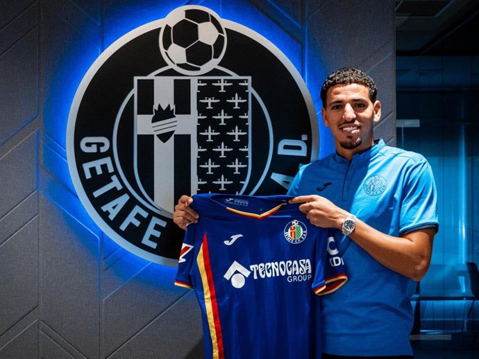 El defensa central internacional marroquí Abdel Abqar jugará las próximas tres temporadas en el Getafe CF.