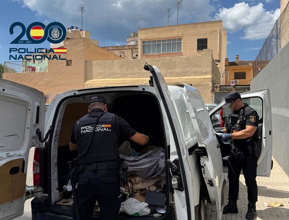Agentes de la Policía Nacional, durante una de las tres intervenciones por robos en vehículos