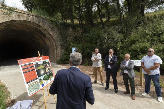 El consejero de Fomento, Vivienda, Ordenación del Territorio y Medio Ambiente, Roberto Media, inaugura el carril bici Villaescusa-Penagos.