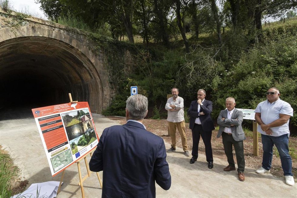 El consejero de Fomento, Vivienda, Ordenación del Territorio y Medio Ambiente, Roberto Media, inaugura el carril bici Villaescusa-Penagos.