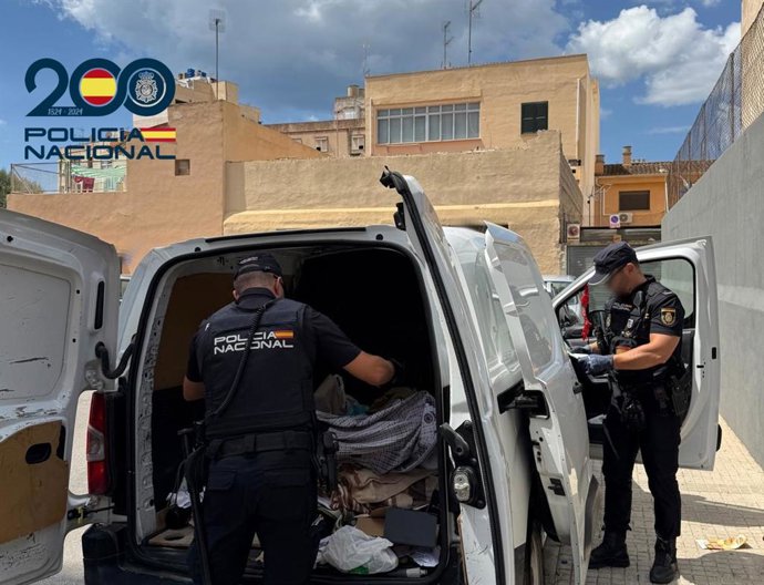 Agentes de la Policía Nacional, durante una de las tres intervenciones por robos en vehículos