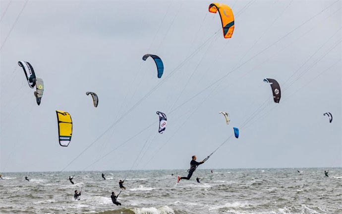 Archivo - 16 August 2024, Schleswig-Holstein, St. Peter Ording: Participants of the California Kitesurf Masters are on the water on their boards in heavy rain on the beach of St. Peter Ording. Photo: Axel Heimken/dpa