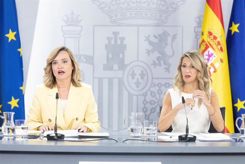La portavoz del Gobierno y ministra de Educación, Formación Profesional y Deportes, Pilar Alegría (i) y la vicepresidenta segunda y ministra de Trabajo y Economía Social, Yolanda Díaz (d), durante una rueda de prensa tras el Consejo de Ministros, a 29 d
