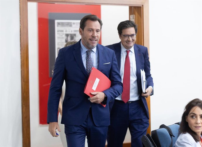 El ministro de Transportes y Movilidad Sostenible, Óscar Puente (i), y el ministro de Transformación Digital y Función Pública, Óscar López (d), a su llegada a una rueda de prensa tras el Consejo de Ministros, a 29 de julio de 2025, en Madrid (España). El