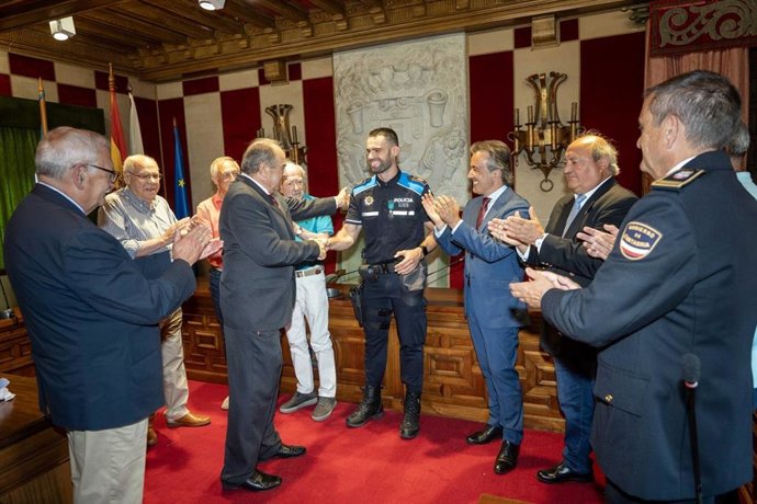 Camargo y JEPOLCAN celebran la actuación del agente Raúl Fernández, distinguido por salvar la vida a un vecino
