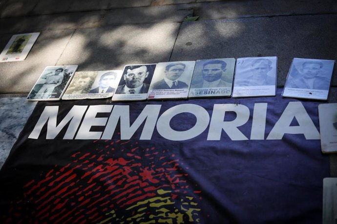 Archivo - Fotos de victimas del franquismo durante un acto memorialista en demanda de exhumar la Fosa Monumento y "agilizar" el cotejo genético.