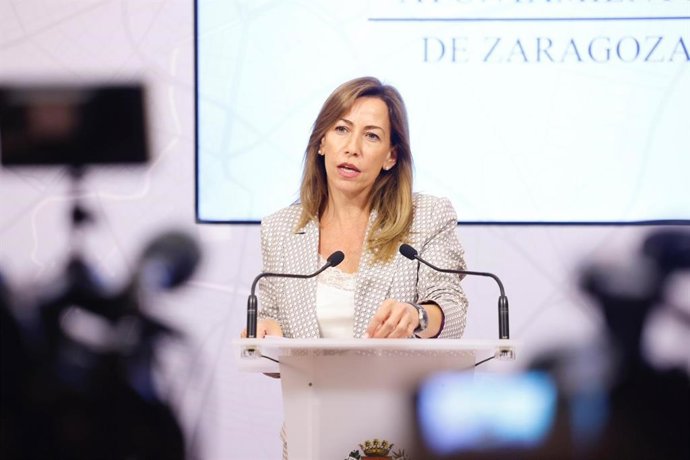 La alcaldesa de Zaragoza, Natalia Chueca, en rueda de prensa.