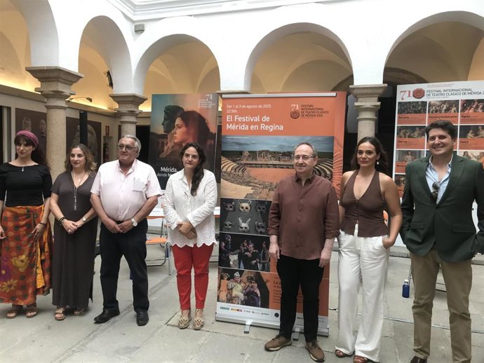 Autoridades en la presentación de la programación del Festival de Mérida en Regina.